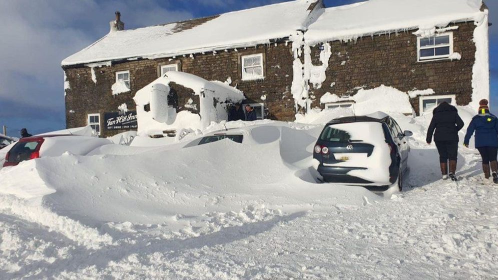 Lebih dari 60 Pengunjung Terjebak Salju di Pub Inggris